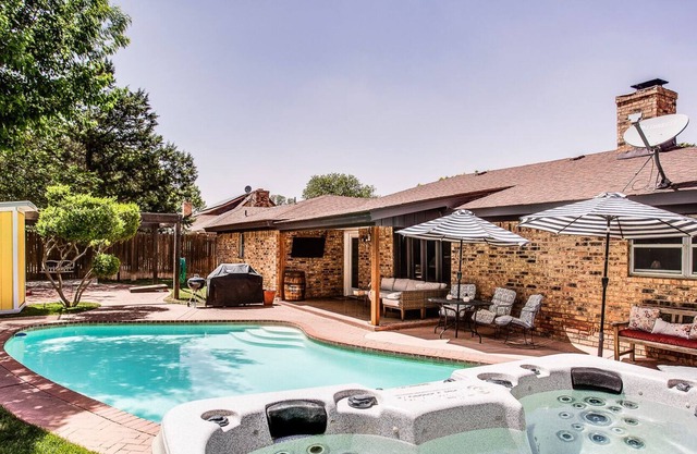 Private pool/spa hidden Oasis getaway with 2 car garage parking in South Lubbock