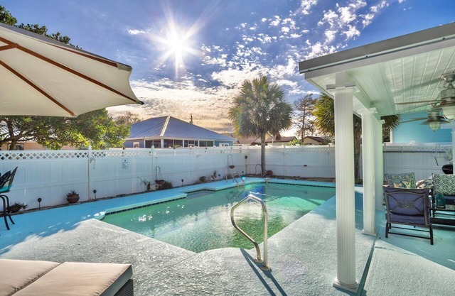 Private Pool with Backyard Oasis. Pet Friendly!