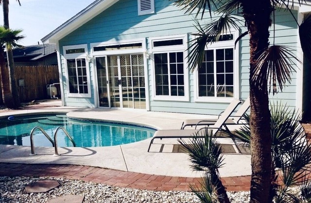 Private Pool, Walk to Beach 🏖️, Bright Sun Room, Quiet West End