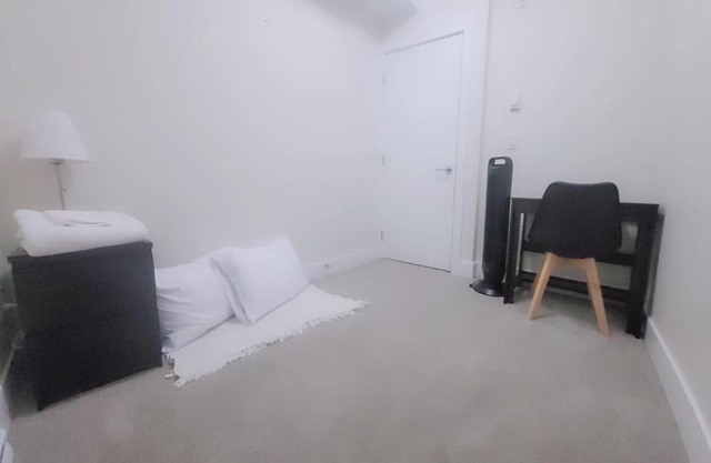 Private Queen Room (Queen Air Mattress) - Delta, BC