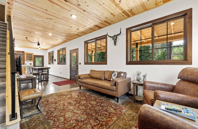 Private retreat, new hottub, peaceful views, and perfectly located to explore