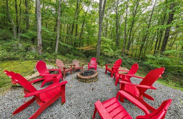 Private retreat with Nature at its best! Hot Tub, Lake & ski, Arcade & Games.