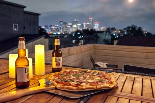 Private Rooftop in Houston's Downtown! Pizza Oven and Skyline Views