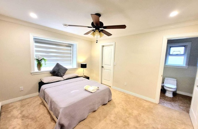 Private Room in a Beautiful Spacious Shared Bungalow in a Beautiful Neighborhood