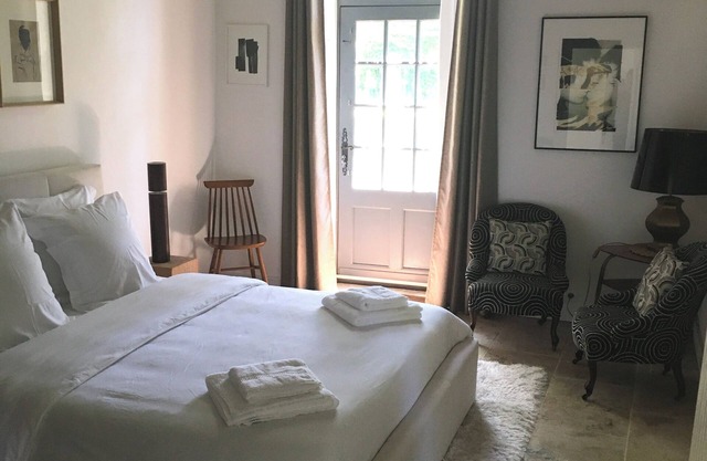 Private room/suite in a former XVIIIth century Presbytery 10km from Chambord and Cheverny