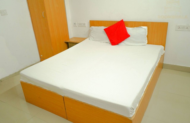private rooms in lajpath nagar