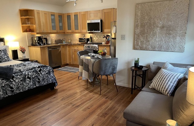 Private, secure guest cottage w/garden close to Universal City.