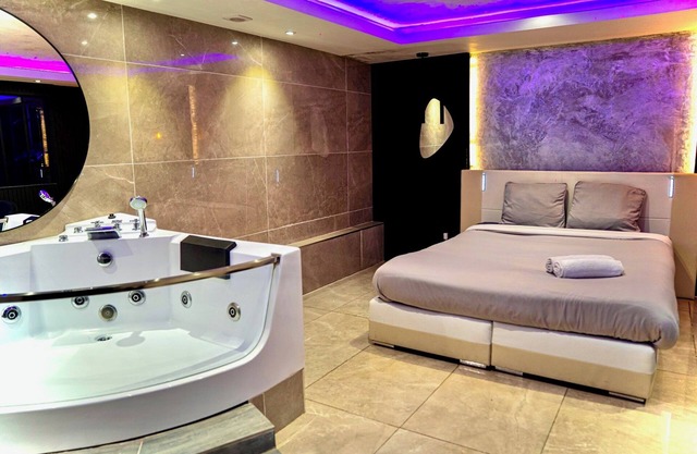 Private Spa Suite with Jacuzzi, massage & sauna