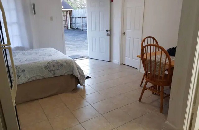 Private studio apartment with full kitchen & bath