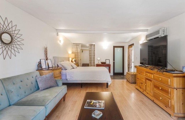 Private Studio City Guest House
