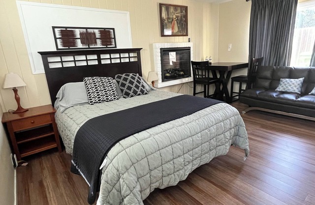 Private Studio with Garden View near SFSU, SF, and BART