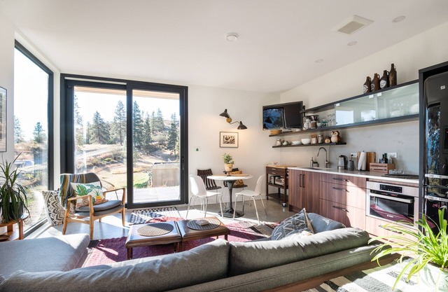 Private suite 2 bedroom in the Southern Okanagan BC reg #H082210588