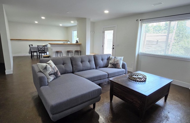 Private suite w/your very own patio in Beautiful Blind Bay. Pet friendly!