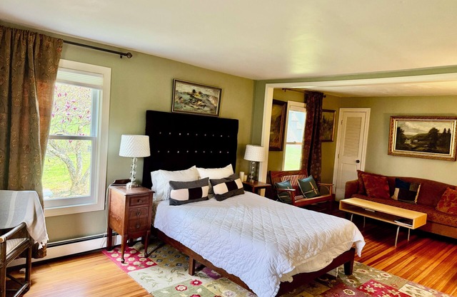 Private two room suite w bathroom in shared charming farmhouse in Kerhonkson