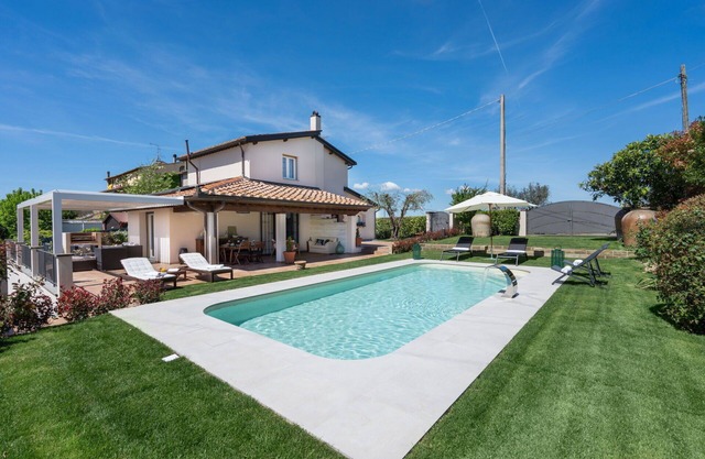 Private Villa with private pool, A/C, WIFI, TV, balcony, pets allowed, close to San Gimignano