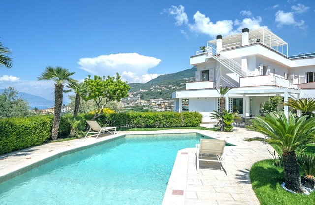 Private Villa with A/C, WIFI, private pool, hot tub, TV, terrace, panoramic view, close to Sorrento