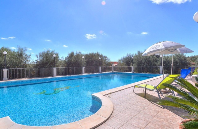Private Villa with A/C, WIFI, private pool, TV, patio, pets allowed, panoramic view, parking