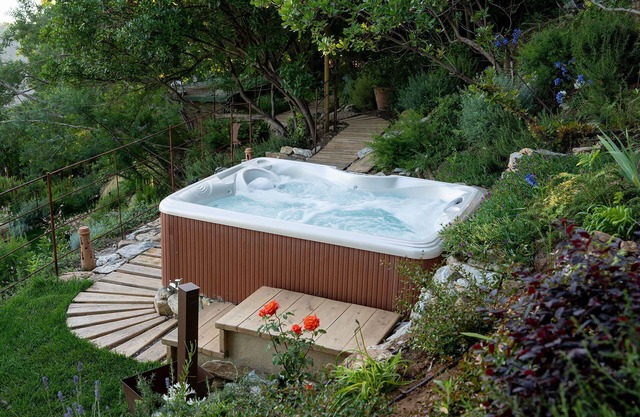 Private Villa with hot tub, WIFI, sauna, A/C, balcony, panoramic view, close to Forte Dei Marmi