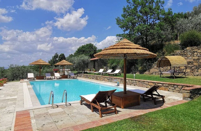 Private Villa with A/C, private pool, WIFI, TV, pets allowed, panoramic view, close to Cortona