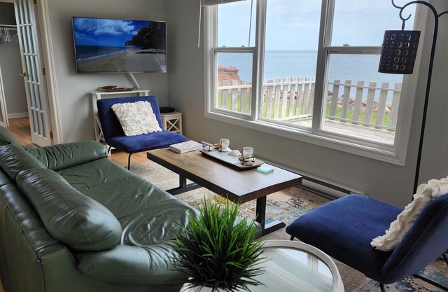 Private waterfront cottage with beautiful ocean views