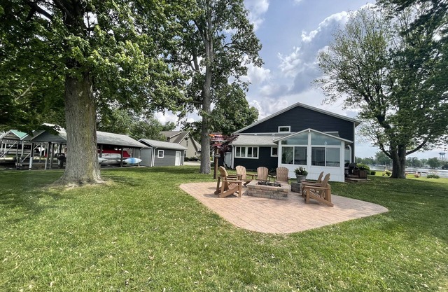 Private waterfront, large firepit and covered boat dock!