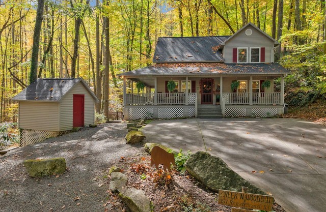 PROMO 5% WEEKLY 10% MONTHLY DISCOUNTnCREEK - DECKS - WOODS - HOT TUB - SECLUDED