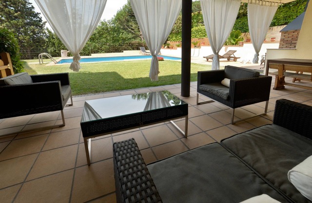 Property with views, pool and garden in Barcelona area. Free wifi, a /c