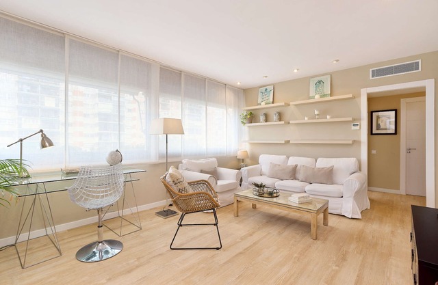 Property with parking, Ac,wifi, metro & at only 8 min.from city centre by metro.