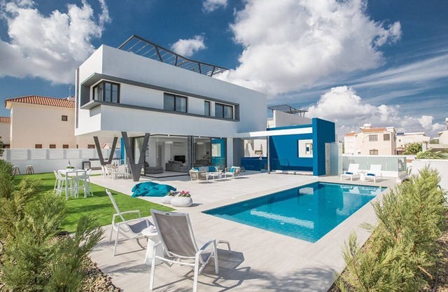 Protaras Holiday Villa CR3 - a villa that sleeps 11 guests in 5 bedrooms