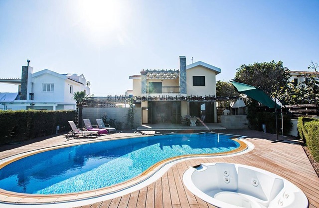 Protaras Spetses Villa SP5 - a villa that sleeps 6 guests in 3 bedrooms