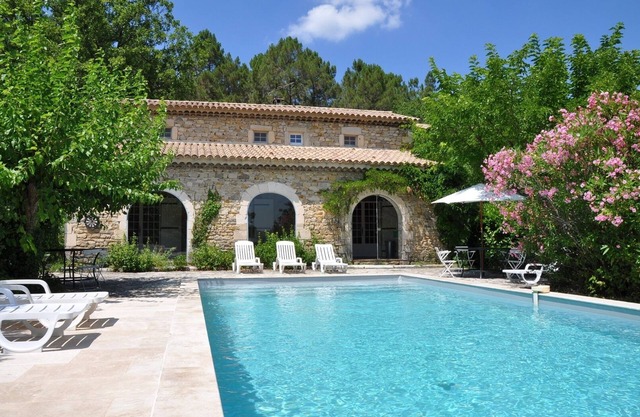 PROVENCAL VILLA. 1Ha. ABSOLUTE COMFORT & CALM. Swimming pool 10 x 5. WI-FI (fiber)