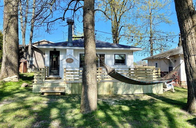 Ptoobies Place- waterfront cottage with boat dock & NEW deck!