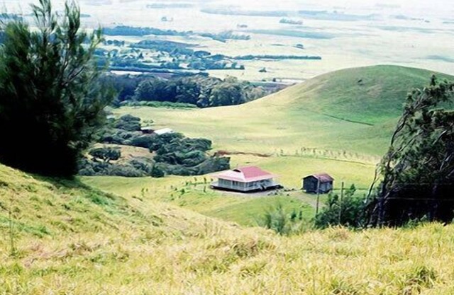 Pu'u Menehune - God's Country! 13 Acre Ranch-home, Stream & Waterfalls!