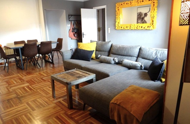 Puigcerdà VIII - Three Bedroom Apartment, Sleeps 7