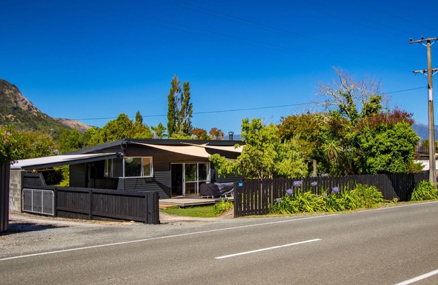 Pukeko Cottage - Pohara Holiday Home