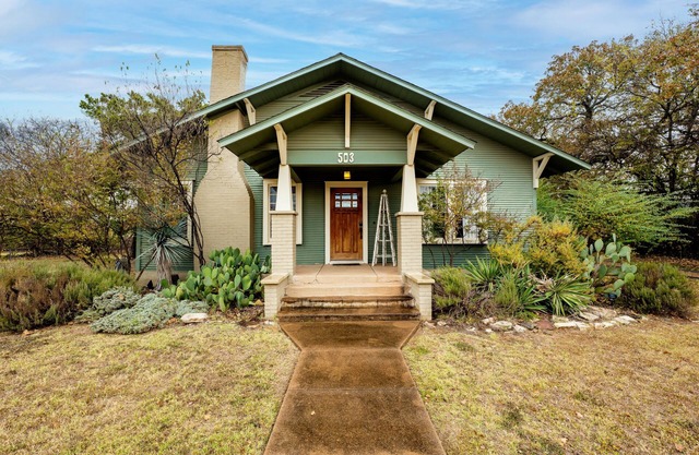 Pure Joy - Cozy Bungalow Downtown Granbury