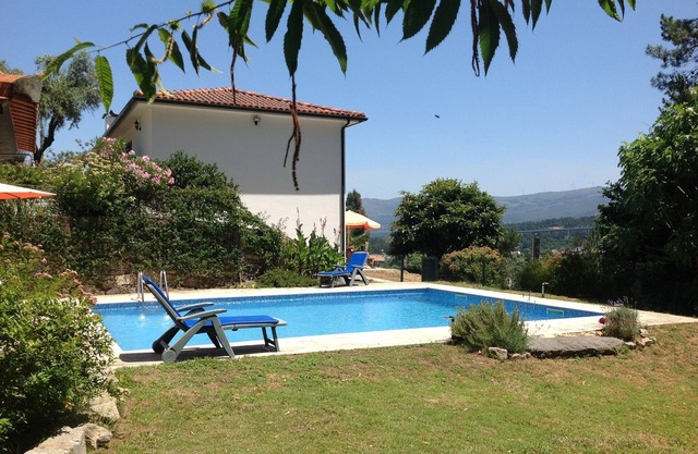 Pure relaxation! Bright holiday home in a quiet location with pool