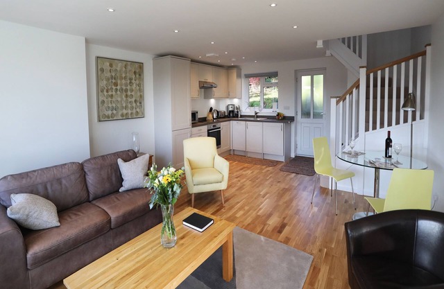 Purpose built, comfortable, one bed apartment walking distance of Marlow