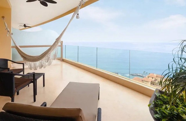 ✩ PV Getaway ✩ Studio w/King Bed & Balcony Views ✩