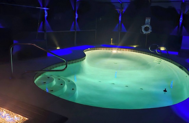 Pvt.Attached Suite Heated Pool w/fee King Bed and 5 miles to Weeki Wachee.