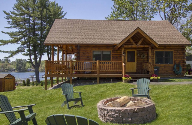 PVT sandy beach,Fire pit,kayaks, paddle boards,dog friendly,1 min to Lake Estate