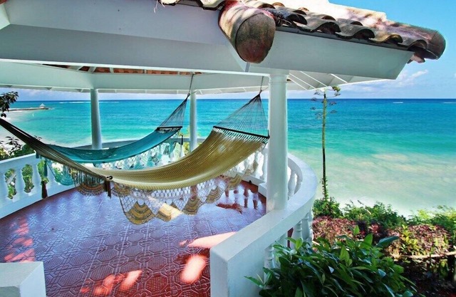Quadrille 4-Waterfront!pool! beach! spoilt!