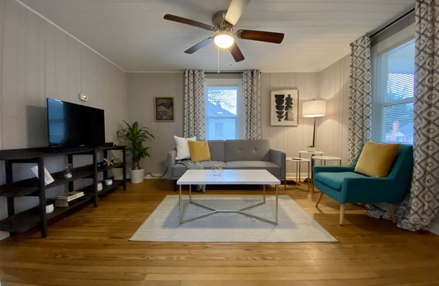 Quaint 2 bed 1 bath cottage style home