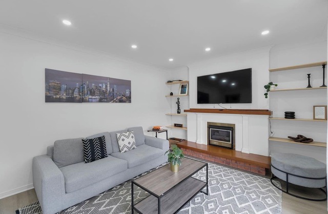 Quaint 3BR - 5 min to UTM/Erindale Park + Parking