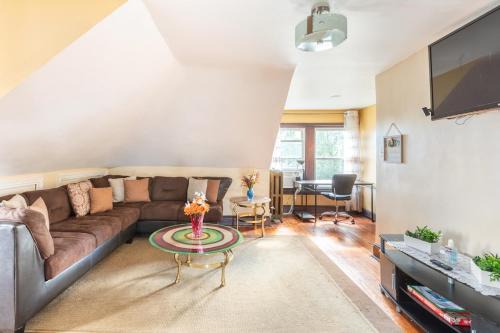 Quaint 3rd Floor Loft