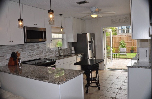 Quaint Beach Cottage, Totally Renovated, Short Easy Stroll to the Beach!