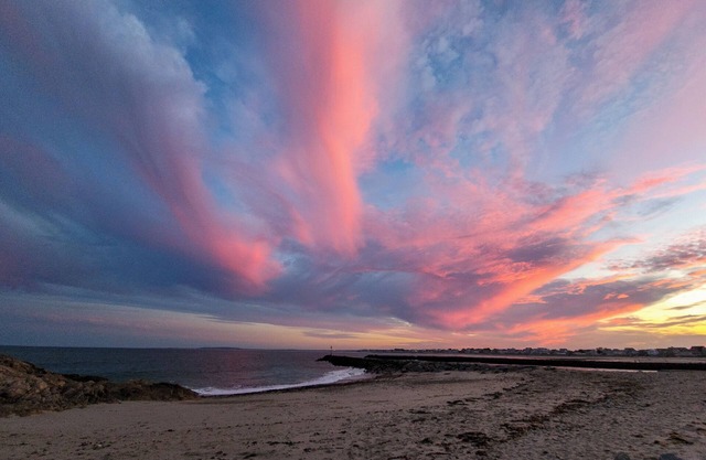 Quaint Beach Cottage-Steps to Beach- Sleeps 5