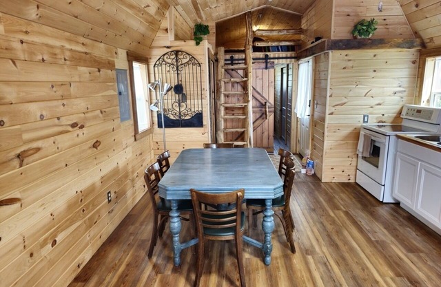 Quaint Cabin - 8 minutes from Ark Encounter!nCountry setting, near town!
