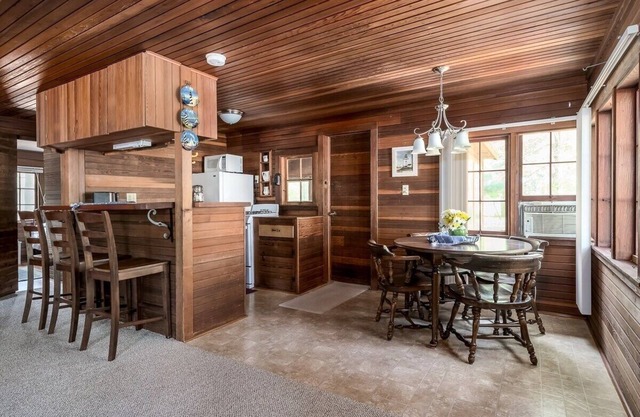 Quaint Cabin Near Douglas Beach