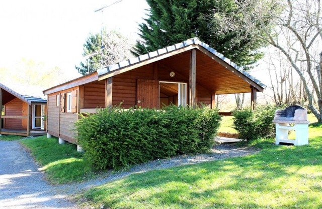 Quaint Chalet in 2-Star Camping with Terrace, Family Amenities & Activities
